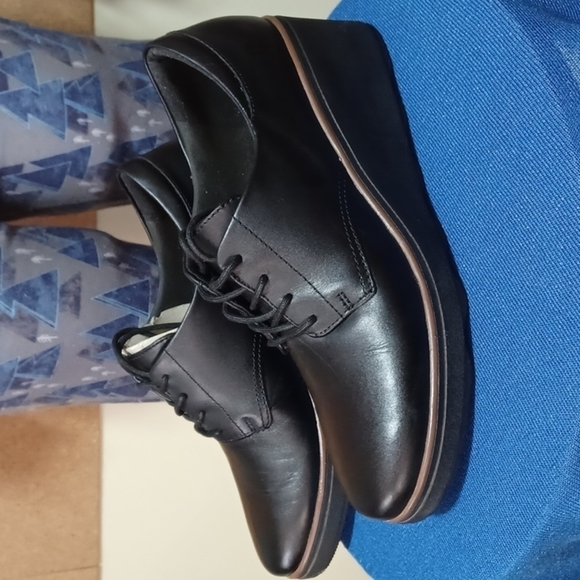 Clarks Shoes - CLARK'S COLLECTION SERIES SIZE 10 IN A BEAUTIFUL BLACK ⚫️ LEATHER UPPERS